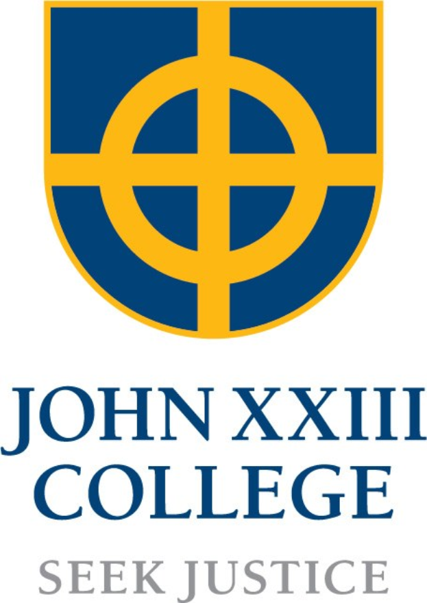 Ein Plakat mit dem John XXIII College-Logo - einem blauen Schild mit einem weißen Kreuz, das von einem weißen Kreis umgeben ist - und dem Text "Suche nach Gerechtigkeit" in Schwarz darunter.