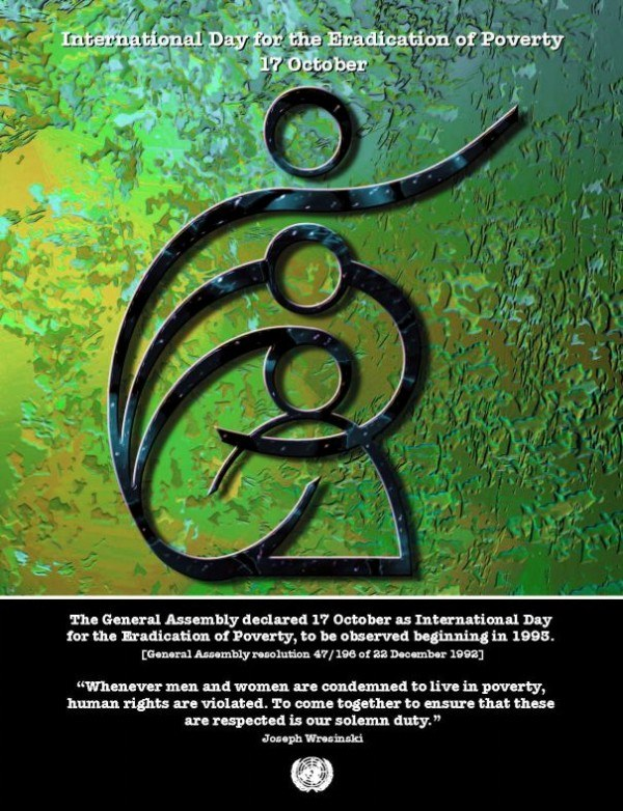 Plakat zum Internationalen Tag zur Beseitigung der Armut mit einem kreisförmigen Logo mit einer Hand in einem Blattkranz, fetter weißer Schrift 'Internationaler Tag', auf einem hellblauen Hintergrund mit einem weißen Rand.
