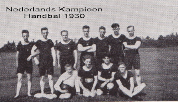 Ein Schwarz-Weiß-Foto einer Handballmannschaft von 1930, mit einigen Mitgliedern im Vordergrund stehend und sitzend, Bäumen und einem klaren Himmel im Hintergrund und Text oben auf dem Bild.