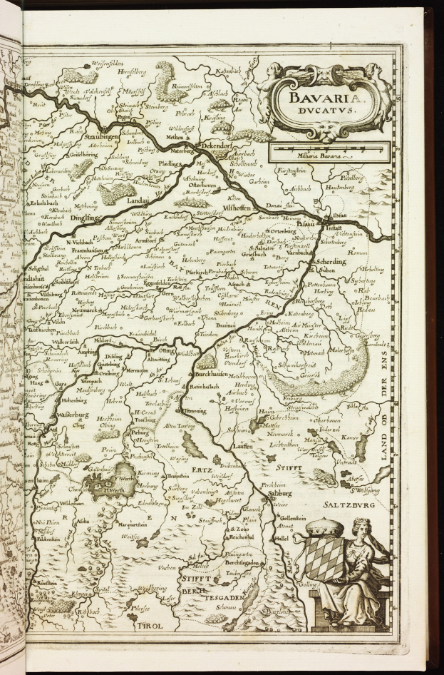 Ein aufgeschlagenes Buch mit einer detaillierten Karte von Bayern, auf der Städte, Ortschaften, Flüsse und andere geografische Merkmale zu sehen sind.