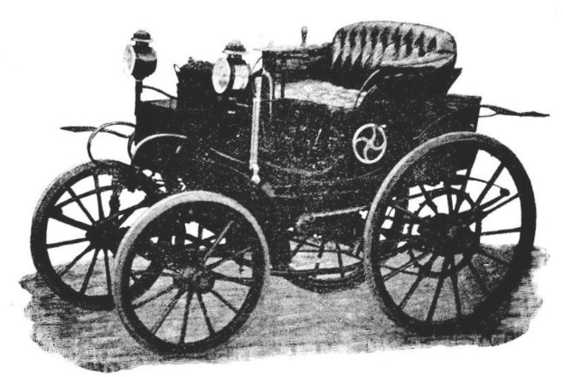 Ein altes Schwarz-Weiß-Foto eines vintage-elektrischen Autos aus den frühen 1900er-Jahren, das eine schlankes Design mit einer gebogenen Dachlinie und einen großen, verzierten Motor in der Mitte zeigt, vor einem weißen Hintergrund.