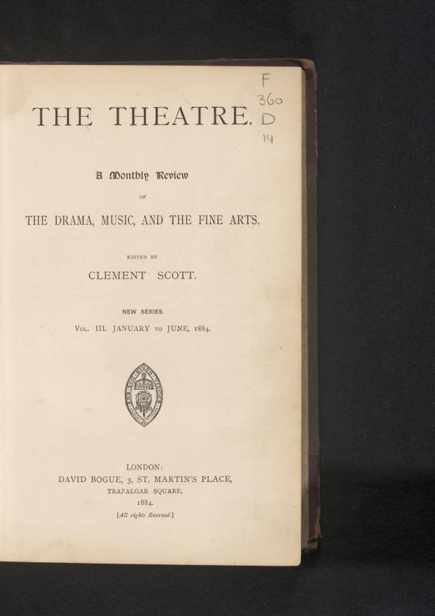 Titelbild eines aufgeschlagenen Buches mit dem Titel "The Theatre: A Monthly Review of the Drama, Music, and the Fine Arts", das eine Seite mit Text und einem Logo zeigt.