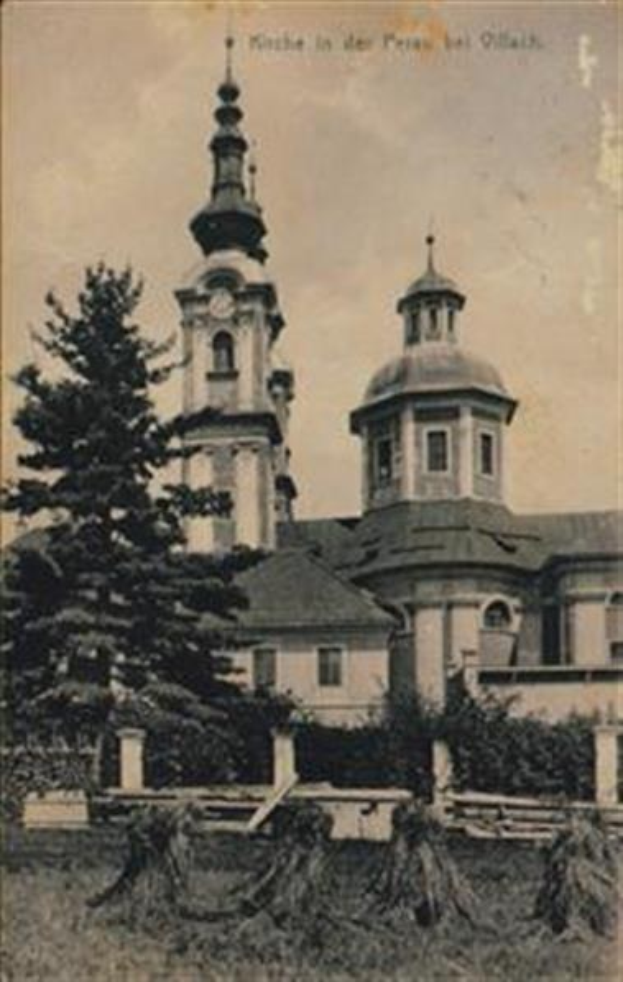 Ein altes Schwarz-Weiß-Foto einer Kirche mit einem Glockenturm, umgeben von Bäumen und Gras, unter einem klaren Himmel, mit dem Text "München in der Prässel-holz" oben.