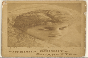 Ein altes Foto einer Frau mit zurückgebundenem Haar und sanftem Gesichtsausdruck, die ein Tuch trägt, mit dem Text "Virginia Brights Zigaretten" unten.