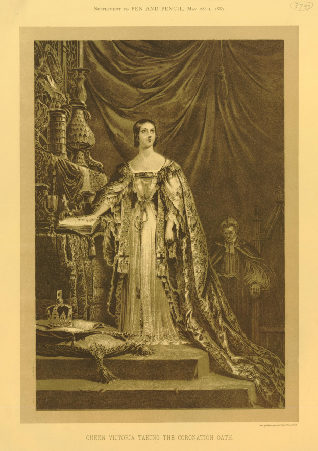 Königin Victoria in einem Kleid stehend, die Mitte einnehmend, während sie den Krönungs-Eid ablegt, mit einem Tisch voller Gegenstände links von ihr, einer weiteren Person und einem Vorhang im Hintergrund und Text am unteren Bildrand.