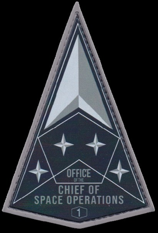 Rechtwinkliges schwarzes Abzeichen mit mittig gesetzter weißer "Office of the Chief of Space Operations"-Text in fetter Schrift.
