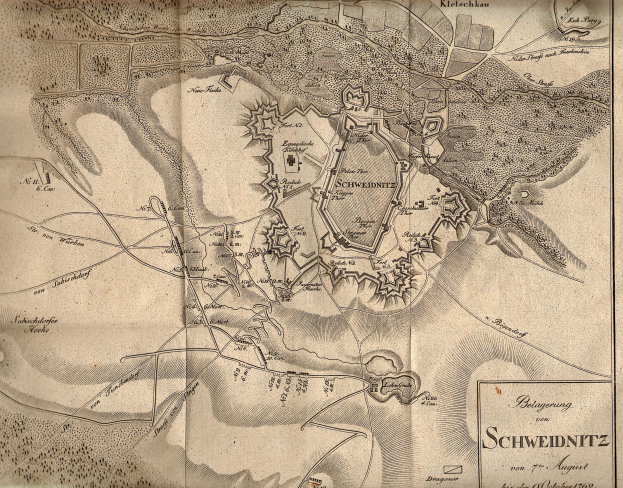 Alte detaillierte Karte von Schweidnitz, Deutschland, zeigt Straßen, Gebäude und Sehenswürdigkeiten mit begleitendem Text über Bevölkerung, Geschichte und Kultur.