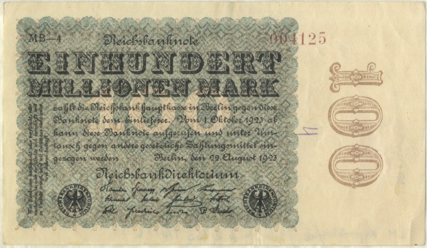 Eine 1923 deutsche Banknote mit der Aufschrift "Einhundert Millionen Mark" darauf.