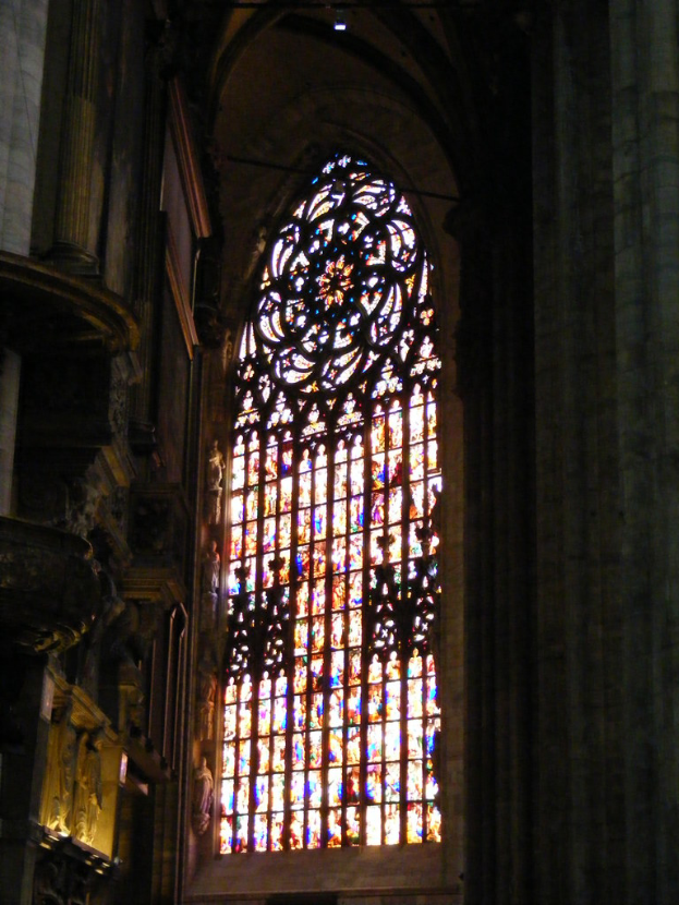 Ein Gebäude mit einem Glasfenster.