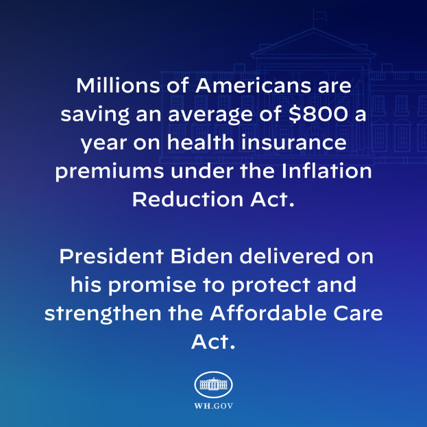 Ein blauer Hintergrund mit weißer Schrift, die besagt "Millionen von Amerikanern sparen durchschnittlich 800 USD pro Jahr auf ihrer Gesundheitversicherung unter dem Inflation Reduction Act" und ein Logo.