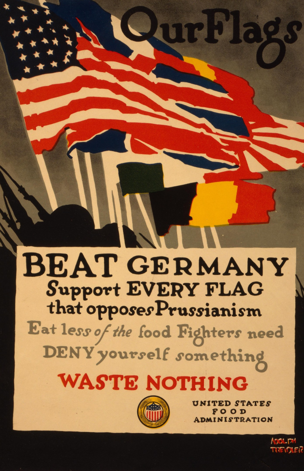 Ein Plakat mit einer roten, weißen und blauen Flagge mit einem weißen Stern, begleitet von fettgedrucktem schwarzem Text, der "Unsere Flaggen schlagen Deutschland - Unterstützt jede Flagge, die gegen Preußentum kämpft" in einem weißen Rand lautet.
