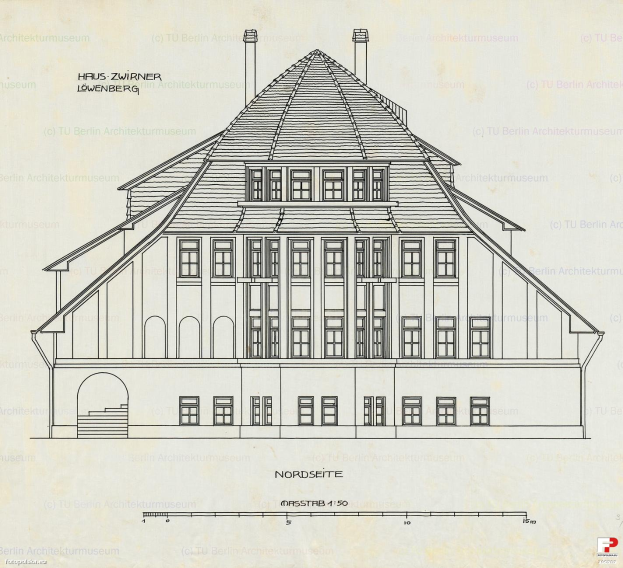 Ein detaillierter Grundriss des ersten Stockwerks des Nordseite-Gebäudes in München, Deutschland, der ein Gebäude mit vielen Fenstern zeigt, zusammen mit Text und Zahlen, die verschiedene Höhen und Maße angeben.
