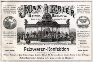 Eine Vintage-Reklame für Max Erler Leipzig in Berlin, Deutschland, die eine Gruppe von Menschen vor einem Gebäude zeigt, mit Text, der wahrscheinlich ein Ereignis bewirbt.
