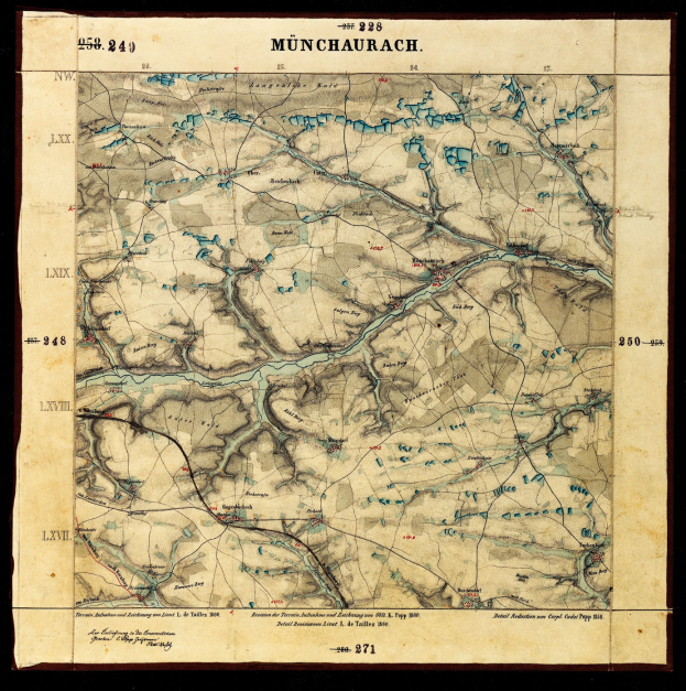 Ein altes topografisches Stadtplan von München, Deutschland, mit einem schwarzen Rand, gefüllt mit Text und Zahlen, die das Stadtgebiet detailieren.