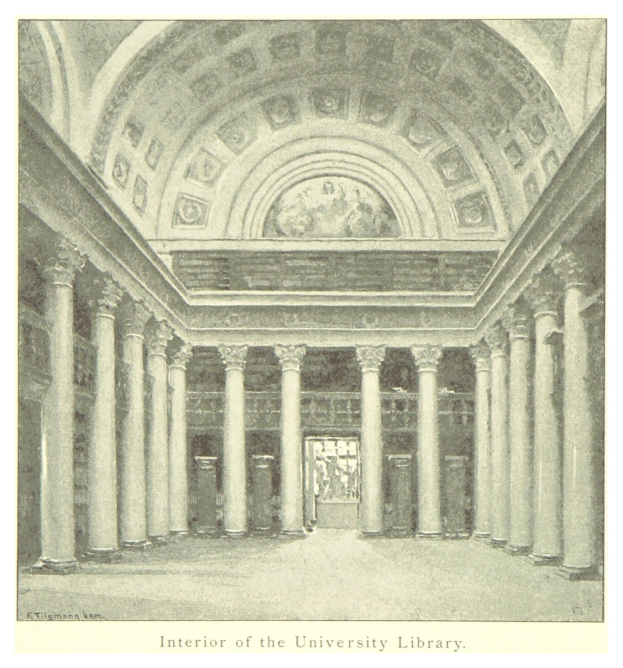 Innenansicht einer prächtigen Universitätsbibliothek mit hohen Säulen und detaillierten Deckenentwürfen, mit Text am unteren Rand, der das Ästhetische ergänzt.