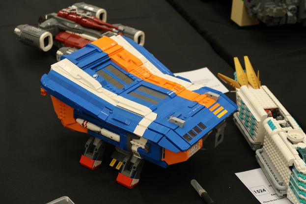 Ein Tisch voller verschiedener Lego-Spielzeuge, darunter ein Stift, Papier und andere Gegenstände.