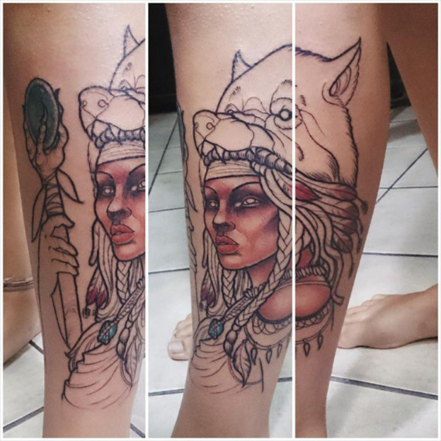 Ein Collage-Bild mit einem Close-up eines Beins mit einem sichtbaren Tattoo.