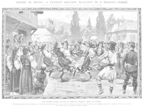 Schwarz-weißes Bild einer Gruppe von Menschen, die vor einer Menge tanzen, mit Häusern und Bäumen im Hintergrund und einem Text am unteren Rand, der lautet: "Ostersonntag in Servia: Eine kuriose militärische Travestie in einem Bauerntanz."