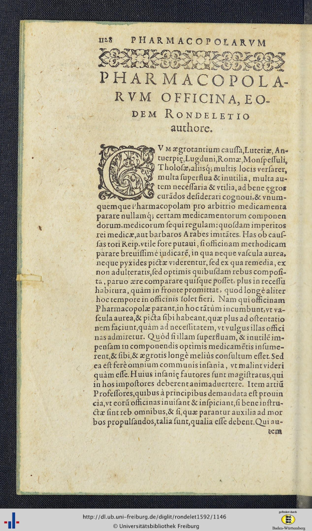 Offenes Buch mit schwarzem Hintergrund und goldener Schrift, Text lautet "pharmacopola, rvm officina, eo dem rondeletio", mit Wasserzeichen unten.