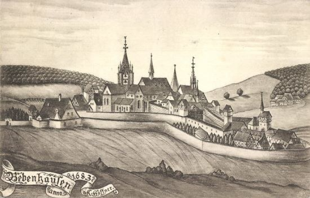 Schwarz-weiß-Zeichnung einer Stadt mit einer zentralen Burg, umgeben von Häusern, Bäumen, Hügeln und einem Himmel, beschriftet mit "Bayerisch" unten.