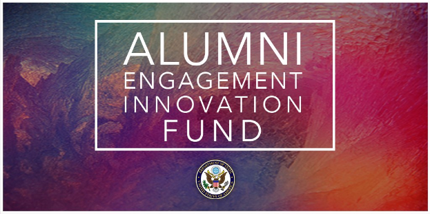 Logo für den Alumni Engagement Innovation Fund auf einem lebendigen, farbenfrohen Hintergrund mit dem Text "Alumni Engagement Innovation Fund" drumherum.
