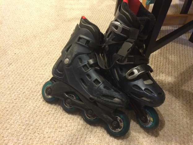 Ein Paar Eislaufschuhe auf einem Teppich.