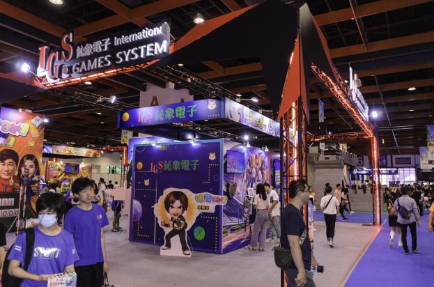 Menschen, die durch einen Convention-Saal auf einer Gaming-Messe in China gehen, tragen Taschen und halten Gegenstände, mit Display-Boards, Deckenbeleuchtung und einem Teppichboden.