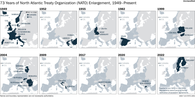Eine Karte, die die 73-jährige Erweiterung der North Atlantic Treaty Organization (NATO) von 1949 bis heute darstellt, unterteilt in Regionen, die verschiedene Jahre der Erweiterung repräsentieren.