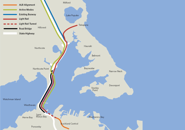 Karte einer Stadt mit einer roten Linie, die die geplante Bahnroute anzeigt, einschließlich beschrifteter Haltestellen und Details der umliegenden Gegend.