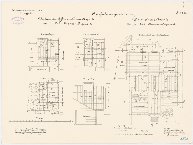 Schwarz-weißer Grundriss des ehemaligen Bundeskanzleramts mit detaillierter Planung und architektonischen Elementen.