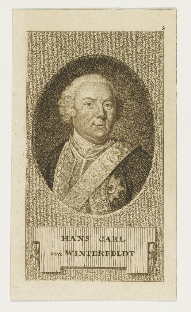 Ein Porträt von Hans Carl von Winterfeldt, ein Mann mit ernstem Gesichtsausdruck, der einen Anzug und eine Krawatte trägt, mit ordentlich gekämmtem Haar, konzentrierten Augen und leicht geöffneten Lippen.