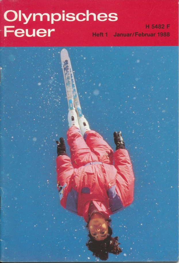 Ein Buchumschlag mit einem Skifahrer in der Luft, der eine Skiausrüstung trägt, mit dem prominenten Text "Olympische Spiele Feuer - Heft 1 - Januar/Februar 1988" darauf.