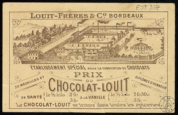 Schwarze und weiße Werbung für eine Schokoladenfabrik mit einem Gebäude im Hintergrund und beschreibendem Text.