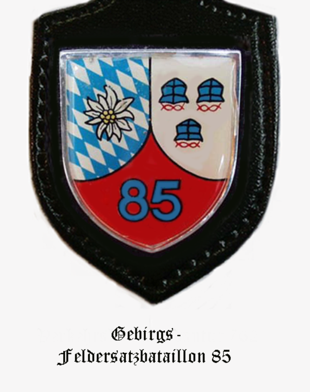 Ein Abzeichen mit der Nummer 85, das das bayerische Fussballteam repräsentiert, mit deutschem Text unten.