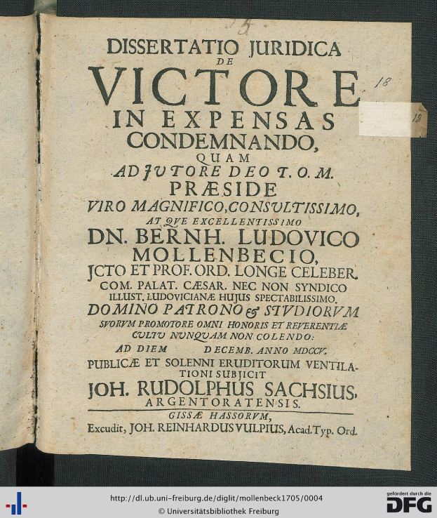 Offenes Buch mit dem Titel "Dissertation Juridica de Victore in Expensas Condemando" und sichtbaren Textseiten, wahrscheinlich rechtliche Dokumente.