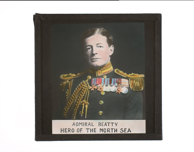 Admiral Beatty in einer militärischen Uniform mit Abzeichen auf der Brust
