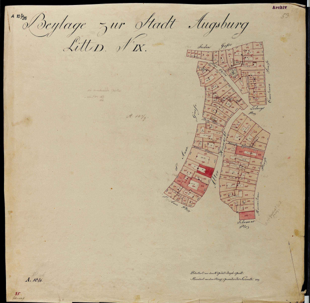 Ein altes Buch mit einer detaillierten Karte von Augsburg, das Straßen, Gebäude und Sehenswürdigkeiten zeigt, sowie begleitenden Text mit zusätzlichen Informationen.