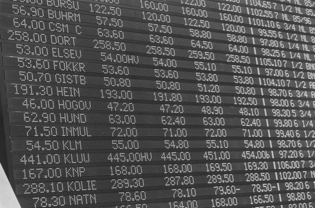 Ein Schwarz-Weiß-Foto eines elektronischen Kurszettels, der aktuelle Kurswerte und zugehörigen Text anzeigt.