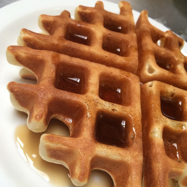 Ein Waffel-Dessert wird auf einem Teller präsentiert.
