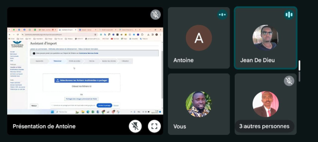 Screenshot eines Computerbildschirms mit einer Video-Konferenz mit einer Gruppe von Menschen, darunter drei kleinere Teilnehmer-Thumbnails auf der rechten Seite und der Text "Assistant d'import" unten.