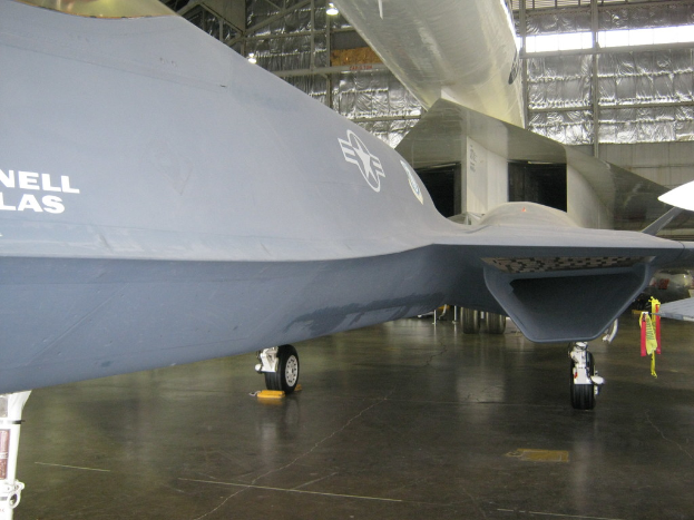 Ein großes Passagierflugzeug auf der Rollbahn.