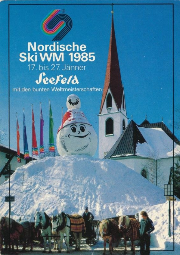 Plakat für die Nordischen Skiweltmeisterschaften 1985 in Seefeld, Schweiz, das eine schneebedeckte Landschaft mit Skifahrern, Pferden, Stöcken, Flaggen, Gebäuden, Bäumen und Himmel zeigt.