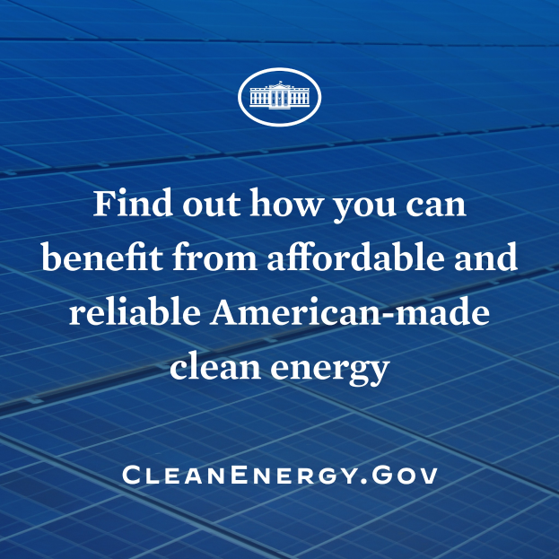 Ein Plakat mit einem hellblauen Hintergrund zeigt ein blaues Kreislogo mit weißer Umrandung und einem weißen Stern in der Mitte sowie zentrierte weiße Schrift, die lautet "Finden Sie heraus, wie Sie von erschwinglicher und zuverlässiger amerikanisch hergestellter sauberer Energie profitieren können."