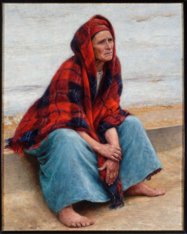 Eine alte Frau sitzt bei Sonnenuntergang auf einem Strand, trägt ein helles Kleid mit einem Dutt, hat die Augen geschlossen und die Hände auf dem Schoß ruhend, eingerahmt in einem Foto Rahmen.