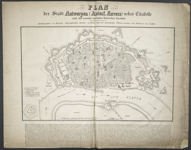 Ein abgenutztes Buch mit einer alten Karte von Berlins Straßen, Gebäuden und Sehenswürdigkeiten, begleitet von Texten über die Stadt-details.