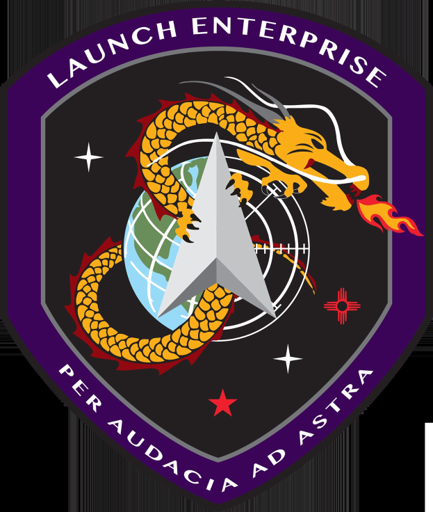 Logo des Space Shuttle Enterprise mit einem wilden Drachen mit ausgebreiteten Flügeln und erhobenem Kopf, einer tiefblauen Weltkugel mit weißer Umrandung und fettem schwarzem Text darunter.