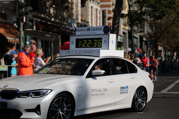 Tempoüberschreitung mit 130 km/h durch Oberasbach: Polizei stoppt BMW-Fahrer - Überraschung bei ID-Control