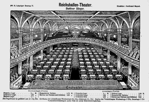 Schwarzes und weißes architektonisches Zeichnung des Reichshallen Theaters in Berlin, das sein Auditorium mit Reihen von Stühlen, Säulen und Decke zeigt, mit Text unten.
