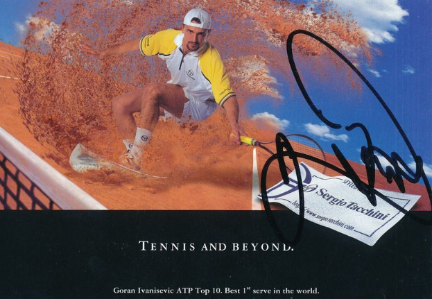 Ein Mann in einer Mütze, der einen Tennis-Schläger auf einem Court mit einem Netz und einem bewölkten Himmel hält, mit dem Text "Goran Ivanisevic Autographed Tennis Card" unten.
