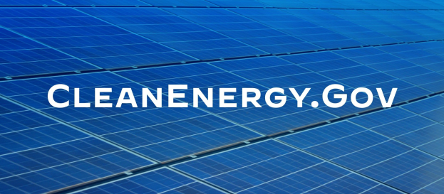 Blauer Solarpanel mit weißer Text "Clean Energy Gov" in einem Gittermuster, Teil eines sauberen Energieprogramms.